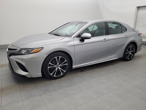 Used 2020 Toyota Camry SE image 2