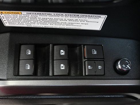 Certified 2017 Toyota Tacoma TRD Off-Road image 5