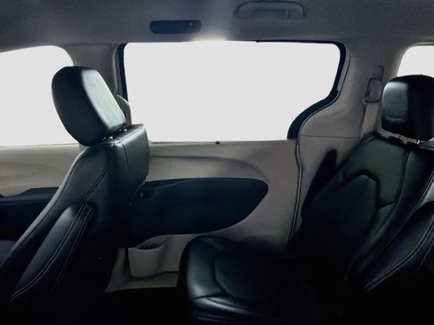 Used 2024 Chrysler Pacifica Touring-L FWD image 25