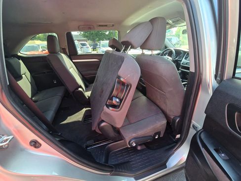Used 2019 Toyota Highlander FWD V6 image 18