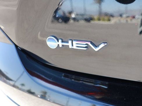 Used 2025 Toyota Camry SE image 6