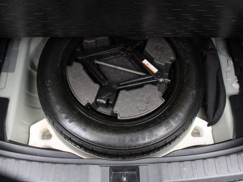 Used 2020 Toyota RAV4 XLE w/ Convenience Package image 9