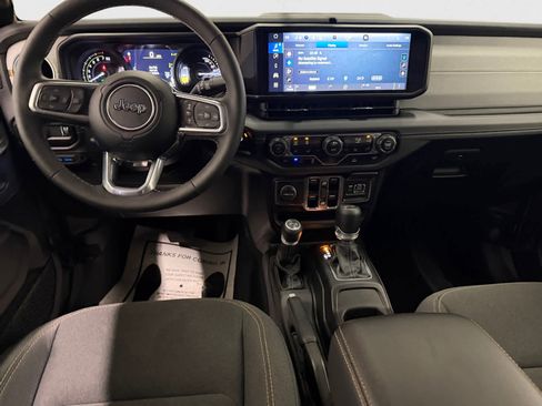 Used 2025 Jeep Wrangler Sahara image 10