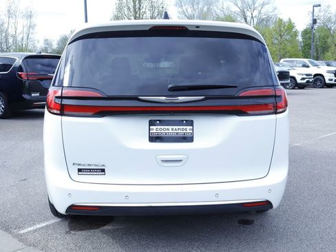 Certified 2023 Chrysler Pacifica Touring-L FWD image 4