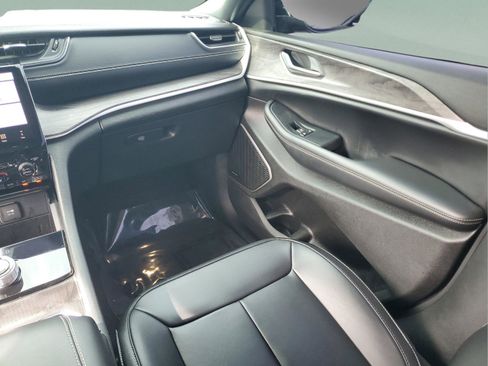 Certified 2024 Jeep Grand Cherokee Limited w/ Black Appearance Package image 10