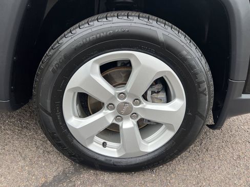 Used 2019 Jeep Compass Latitude w/ Popular Equipment Group AWD/4WD image 9