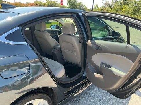Used 2017 Chevrolet Cruze Premier FWD image 17