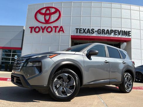 Used 2025 Nissan Rogue SV FWD image 2