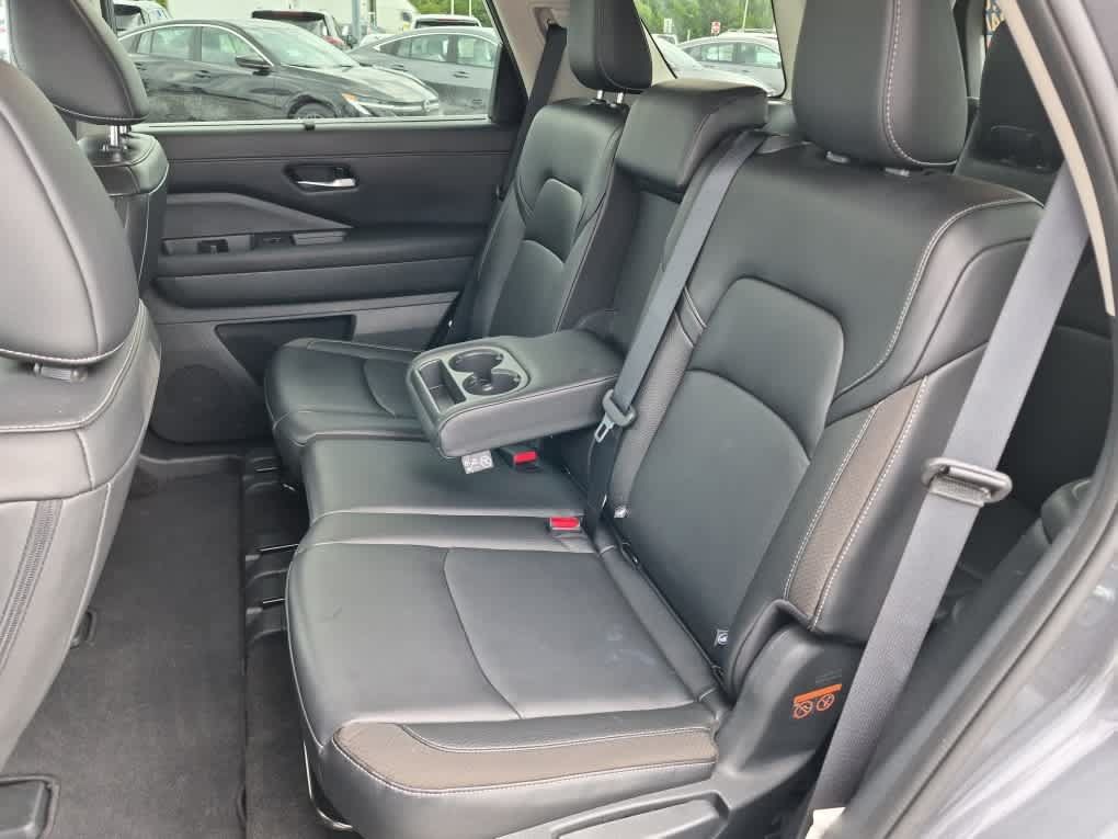 Used 2024 Nissan Pathfinder SL w/ Black Appearance Package AWD/4WD image 7