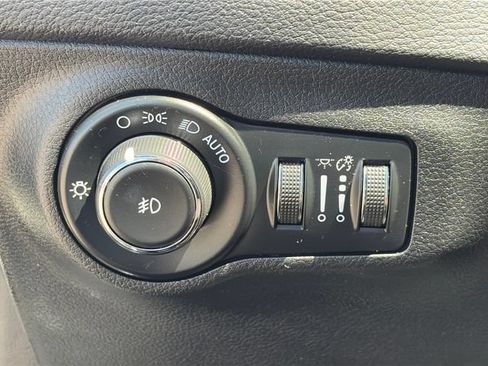 Used 2018 Jeep Compass Latitude FWD image 52