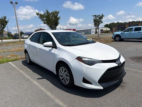 Used 2018 Toyota Corolla LE FWD image 3