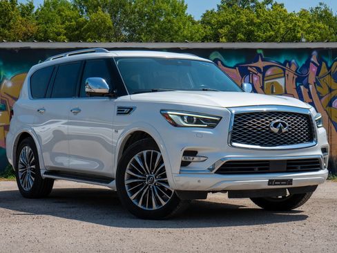 Used 2018 INFINITI QX80 4WD w/ Deluxe Technology Package image 3