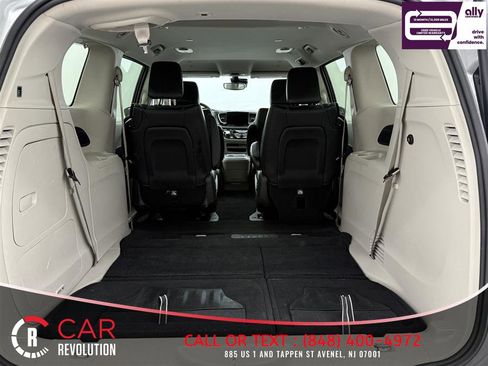 Used 2023 Chrysler Pacifica Touring-L image 8