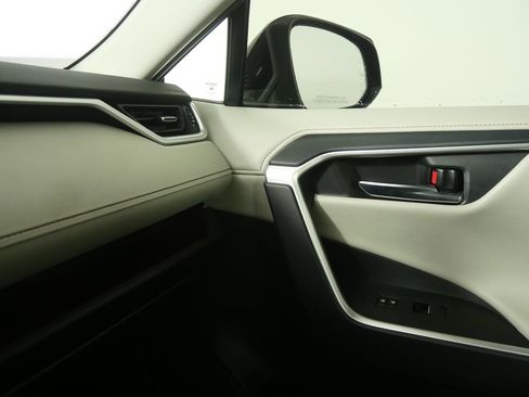 Used 2019 Toyota RAV4 Limited image 28