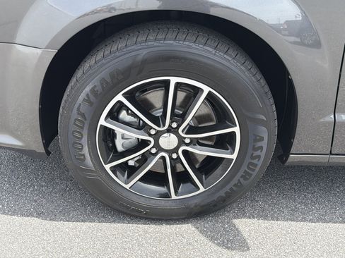 Used 2016 Dodge Grand Caravan SE FWD image 13