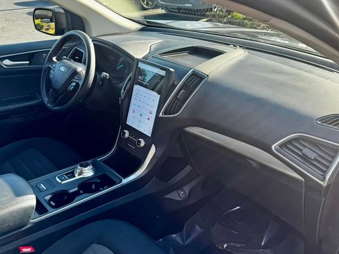 Certified 2022 Ford Edge SE image 11