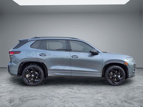 Used 2025 Volkswagen Tiguan SE R-Line image 8