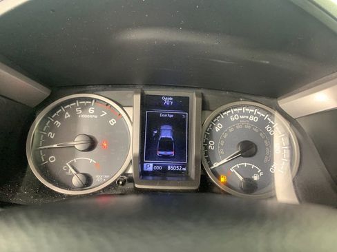 Used 2016 Toyota Tacoma Limited w/ Towing Package image 22