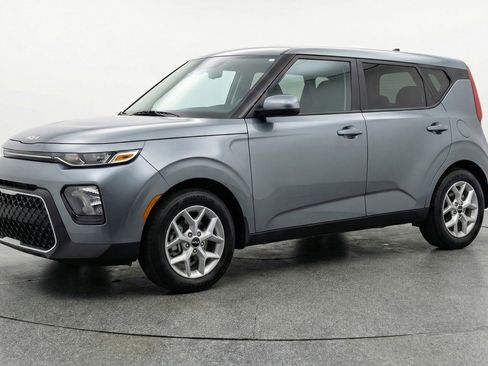Used 2025 Kia Soul LX w/ LX Technology Package FWD image 3