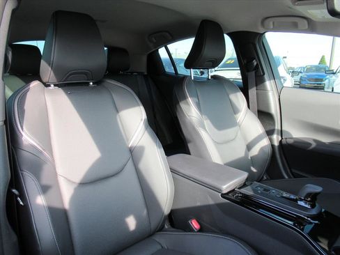 Used 2025 Toyota Prius XLE image 8