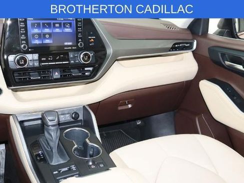 Used 2022 Toyota Highlander XLE AWD/4WD image 24