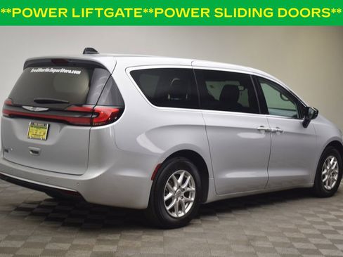 Used 2024 Chrysler Pacifica Touring-L image 7