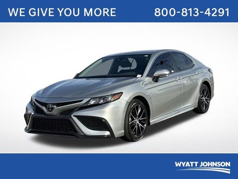 Used 2024 Toyota Camry SE image 1