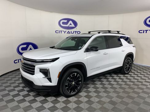 Used 2026 Chevrolet Traverse LT w/ Sun and Wheel Package FWD image 7