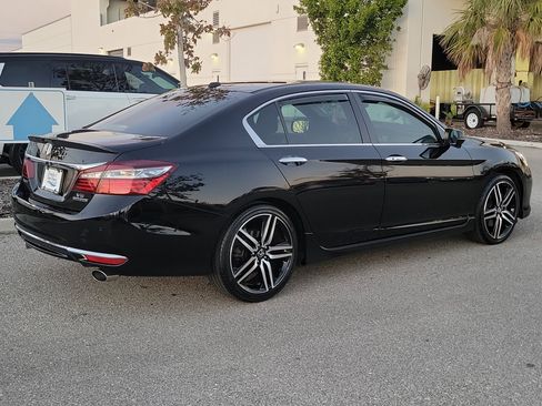 Used 2017 Honda Accord Touring image 3