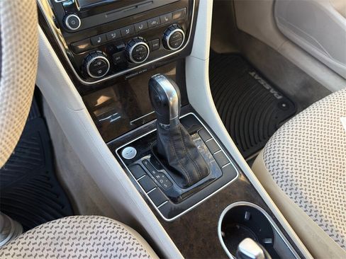 Used 2014 Volkswagen Passat TDI SEL Premium image 18