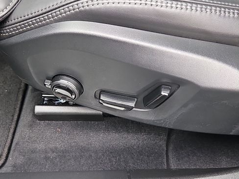 Used 2025 Volvo XC60 B5 Ultra image 18