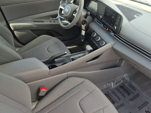 Used 2025 Hyundai Elantra SE FWD image 14