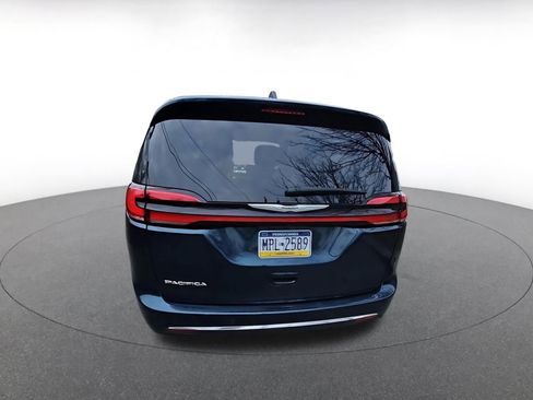 Used 2025 Chrysler Pacifica Select image 5