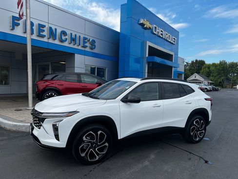 Used 2025 Chevrolet Trax RS w/ Sunroof Package image 1