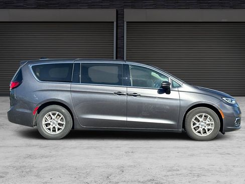 Used 2023 Chrysler Pacifica Touring-L image 3