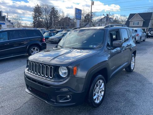 Used 2018 Jeep Renegade Latitude image 2