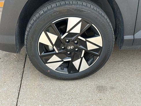 Used 2025 Hyundai Kona SEL AWD/4WD image 3