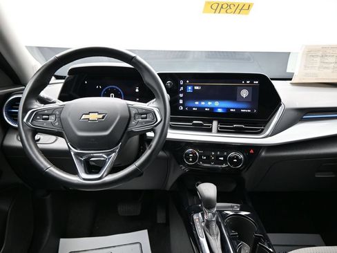 Used 2025 Chevrolet Trax LT w/ LT Convenience Package FWD image 14