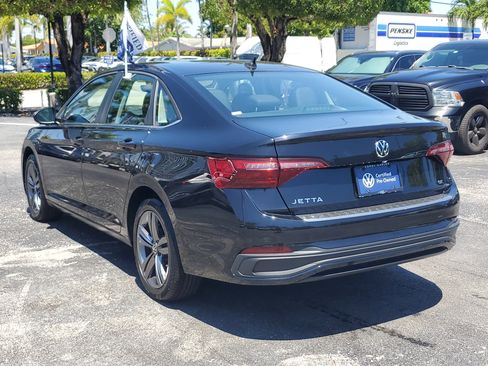 Certified 2022 Volkswagen Jetta SE FWD image 3