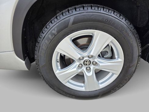 Used 2021 Toyota Highlander LE image 41