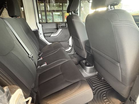 Used 2018 Jeep Wrangler Unlimited Sahara w/ Connectivity Group AWD/4WD image 29