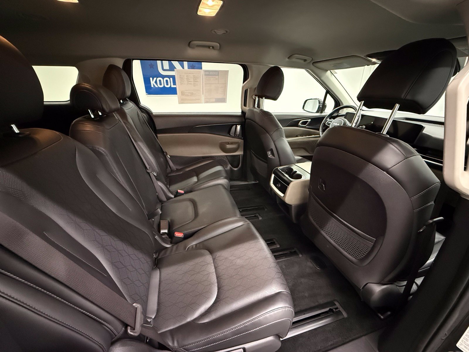 Used 2025 Kia Carnival FWD image 6