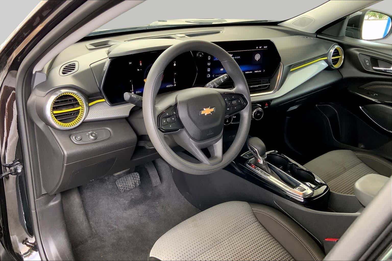 Used 2025 Chevrolet Trax LT FWD image 18