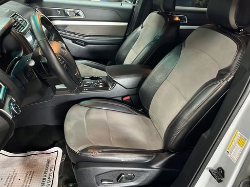 Used 2017 Ford Explorer XLT w/ Equipment Group 202A AWD/4WD image 24