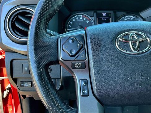 Used 2021 Toyota Tacoma TRD Off-Road w/ TRD Premium Off Road Package AWD/4WD image 11
