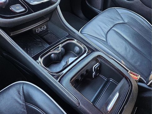 Used 2025 Chrysler Pacifica Limited image 25