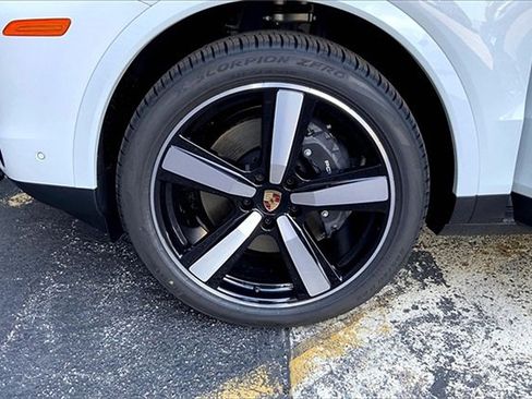 New 2025 Porsche Cayenne Coupe image 14