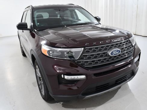 Used 2022 Ford Explorer XLT w/ Equipment Group 202A image 4
