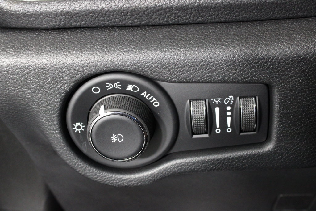 Used 2025 Chrysler Pacifica Pinnacle FWD image 24