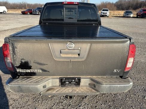 Used 2015 Nissan Frontier SV image 3